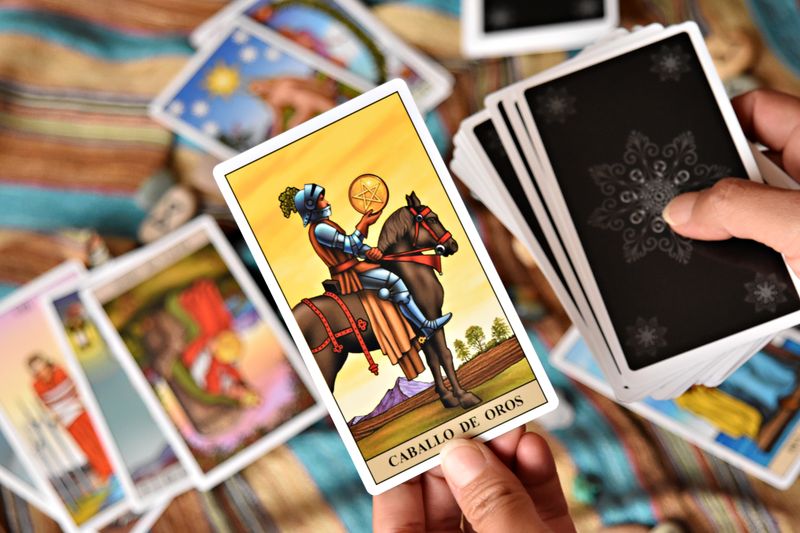Carte de tarot illustrant les arcanes majeurs pour 2026