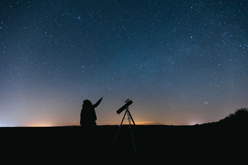 Astronomie nocturne — observation des étoiles et des constellations
