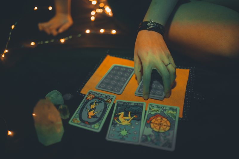 Cartes de tarot disposées sur une table pour une lecture symbolique